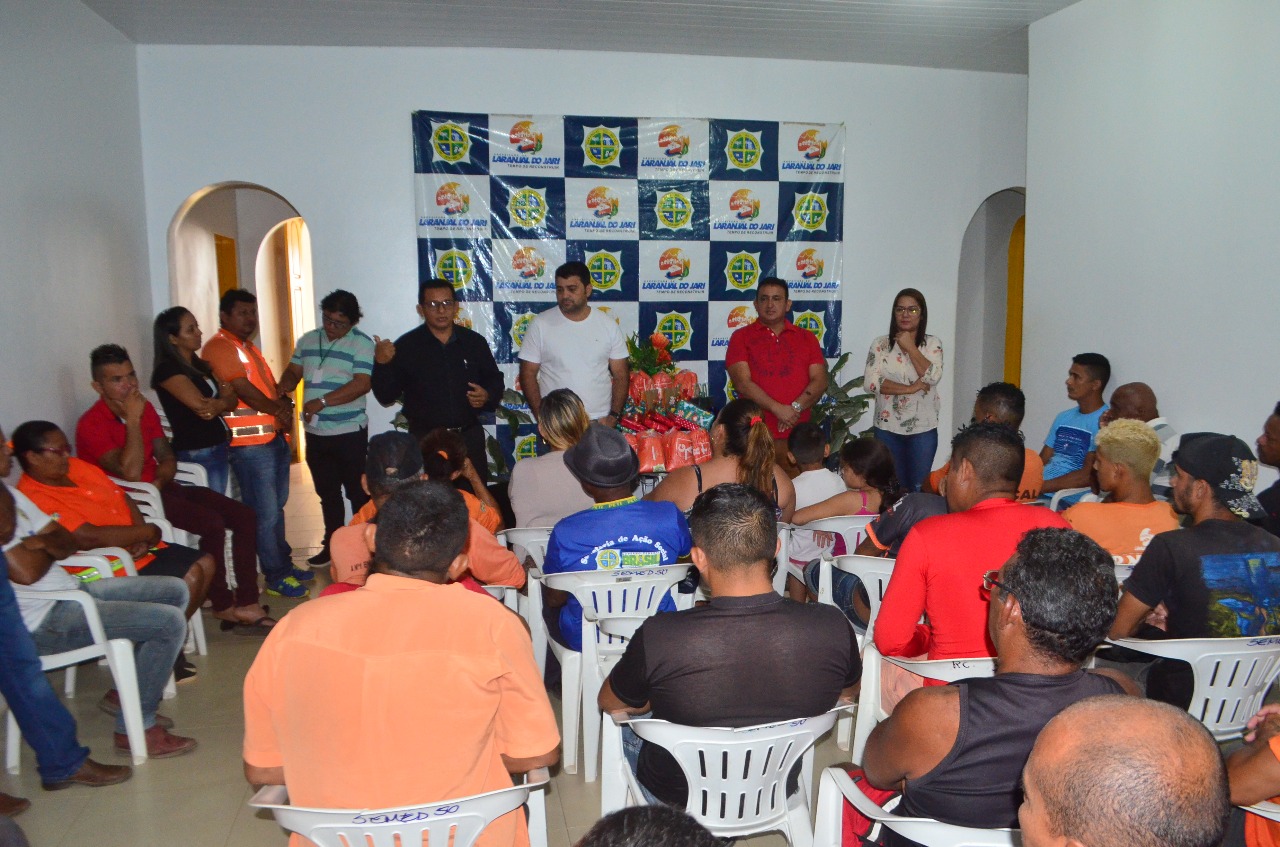 Prefeito realiza entrega de uniformes aos garis do município